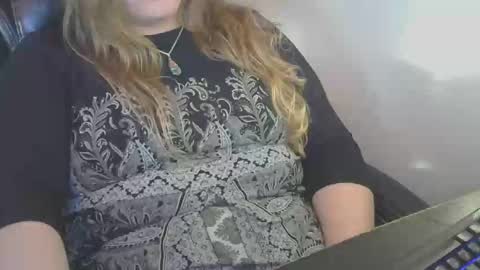 Snapshot of calcavorix chatting on May 10, 9:31 pm Calie online show from May 10, 9:31 pm