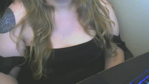 Snapshot of calcavorix chatting on June 11, 1:05 am Calie online show from June 11, 1:05 am