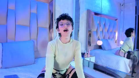 Snapshot of calioperoux chatting on February 22, 8:40 pm Caliope online show from February 22, 8:40 pm