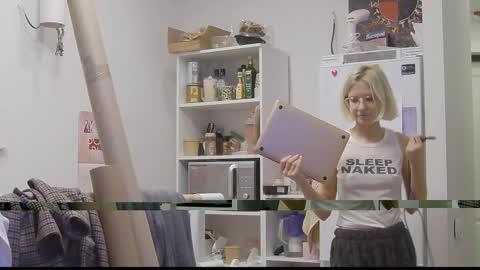 Snapshot of calvia_farey chatting on November 18, 2:32 pm calvia_farey online show from November 18, 2:32 pm