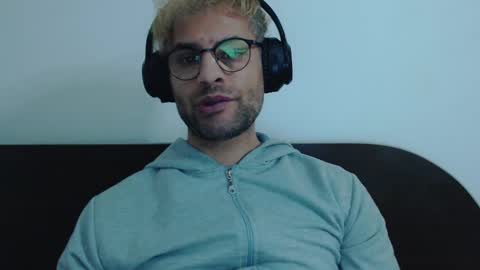 Snapshot of calvinjohnlad chatting on February 19, 9:36 pm Calvinjohnlad online show from February 19, 9:36 pm