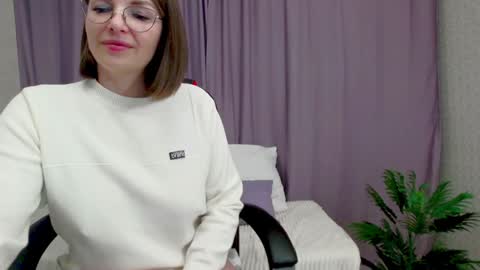 Snapshot of camelia_lillie chatting on January 8, 5:37 am camelia_lillie online show from January 8, 5:37 am