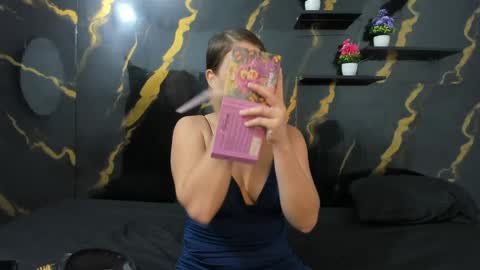 Snapshot of cami_blonde2020 chatting on May 25, 6:52 am cami_blonde2020 online show from May 25, 6:52 am