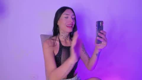 Snapshot of camila_coxx chatting on June 4, 1:22 am s online show from June 4, 1:22 am