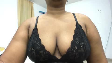 Snapshot of camila_sandoval_01 chatting on November 21, 10:25 am Camila online show from November 21, 10:25 am