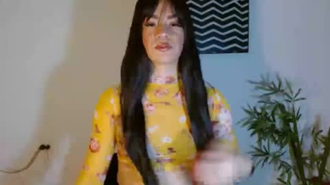 Snapshot of camilaparrisx chatting on June 25, 2:33 am camilaparrisx online show from June 25, 2:33 am