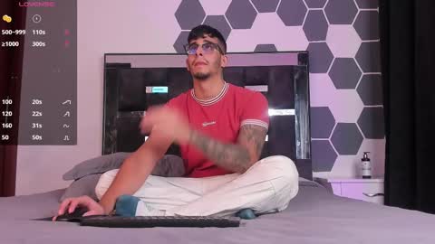   INDEPENDENT MODEL online show from February 13, 11:15 pm