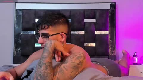   INDEPENDENT MODEL online show from March 3, 3:19 am