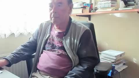 Snapshot of cammee chatting on April 11, 8:29 am Cammee online show from April 11, 8:29 am