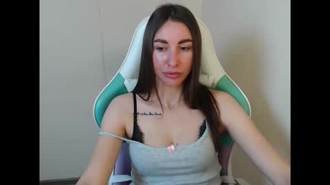 Snapshot of cammila_horn chatting on April 24, 5:54 am cammila horn online show from April 24, 5:54 am