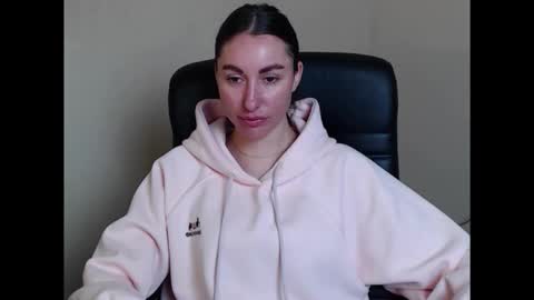 Snapshot of cammila_horn chatting on April 30, 6:42 am cammila horn online show from April 30, 6:42 am