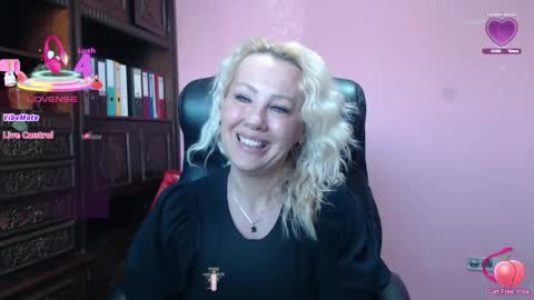 candy_hellenx online show from April 12, 1:16 pm