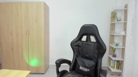 Snapshot of candy_hes chatting on December 20, 7:21 pm Nickol online show from December 20, 7:21 pm