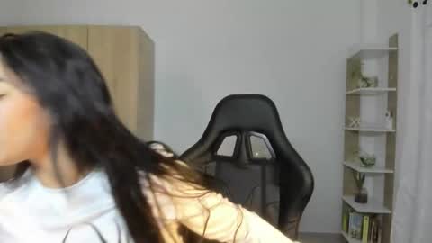 Snapshot of candy_hes chatting on January 5, 6:33 pm Nickol online show from January 5, 6:33 pm