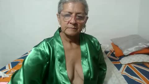 Snapshot of candy_mature_ chatting on February 17, 12:32 am candy online show from February 17, 12:32 am