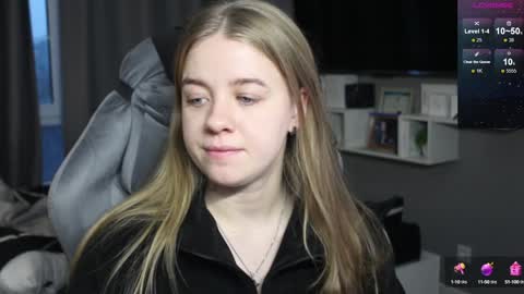 Snapshot of candy_meggie chatting on December 3, 12:49 pm Megan online show from December 3, 12:49 pm