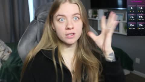 Snapshot of candy_meggie chatting on December 5, 10:44 am Megan online show from December 5, 10:44 am