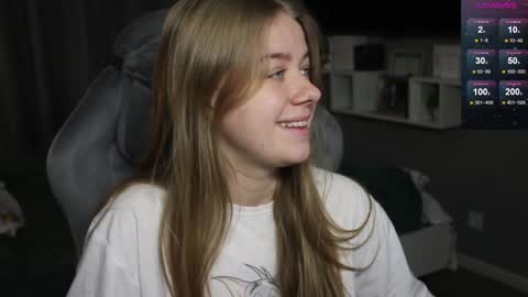 Snapshot of candy_meggie chatting on December 7, 2:24 pm Megan online show from December 7, 2:24 pm