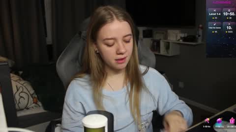 Snapshot of candy_meggie chatting on December 9, 4:37 pm Megan online show from December 9, 4:37 pm