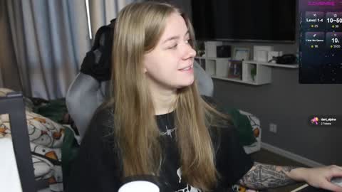 Snapshot of candy_meggie chatting on December 11, 9:19 am Megan online show from December 11, 9:19 am