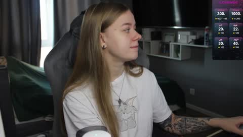 Snapshot of candy_meggie chatting on December 13, 9:35 am Megan online show from December 13, 9:35 am