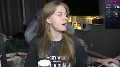 Snapshot of candy_meggie chatting on December 18, 3:11 pm Megan online show from December 18, 3:11 pm