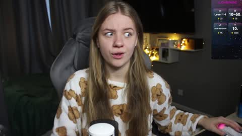 Snapshot of candy_meggie chatting on December 24, 9:17 am Megan online show from December 24, 9:17 am