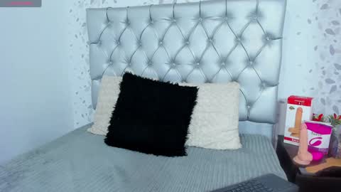 Snapshot of candy_mery chatting on December 12, 10:42 pm candy mery online show from December 12, 10:42 pm