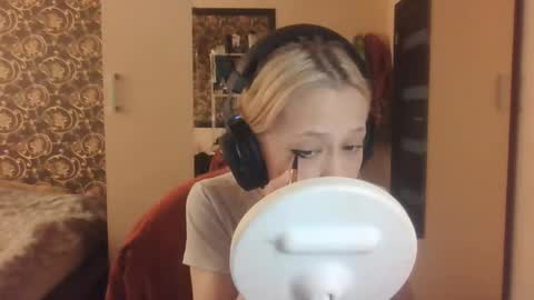 Mia online show from April 17, 12:08 pm