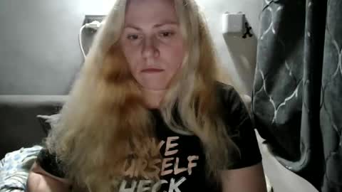Snapshot of candycream74 chatting on January 19, 1:21 am Laura online show from January 19, 1:21 am