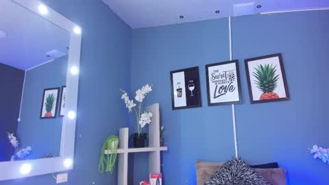 candyluxury_ online show from April 10, 11:59 am