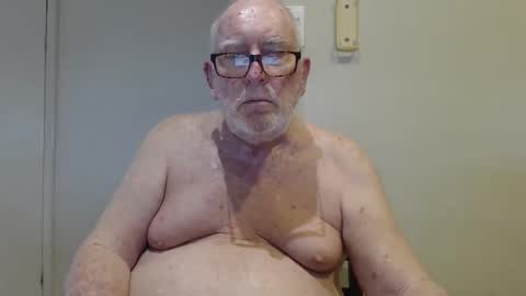 Snapshot of capt5105 chatting on December 1, 10:43 pm capt5105 online show from December 1, 10:43 pm