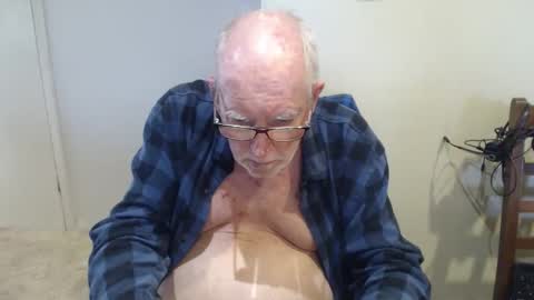 Snapshot of capt5105 chatting on February 16, 12:51 am capt5105 online show from February 16, 12:51 am