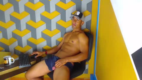 Snapshot of carl_jhonson1 chatting on December 11, 9:52 am carl_jhonson1 online show from December 11, 9:52 am