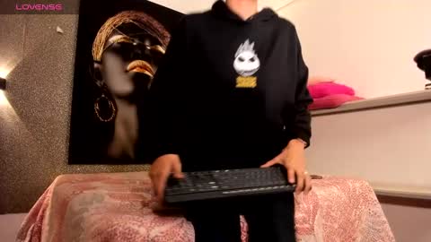 Snapshot of carla_and_robert chatting on December 6, 7:43 am carla and robert online show from December 6, 7:43 am