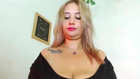 Snapshot of carla_beer chatting on September 12, 11:43 am Carla online show from September 12, 11:43 am