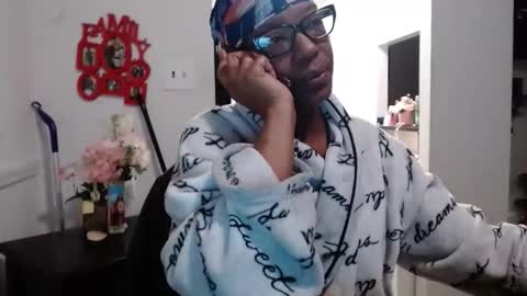 Snapshot of carliecreams chatting on February 14, 5:15 am Carlie online show from February 14, 5:15 am