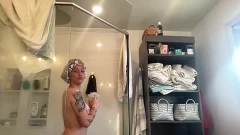 carlyy13 online show from October 20, 2:39 pm