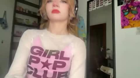 Snapshot of carmenlavelli chatting on May 23, 10:47 pm Elina online show from May 23, 10:47 pm