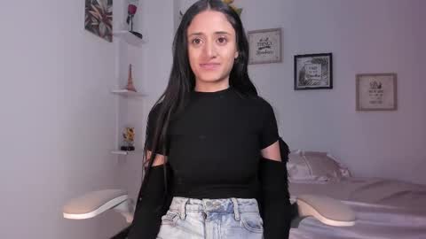 Snapshot of caroliine__ chatting on February 10, 12:30 am Caroline online show from February 10, 12:30 am