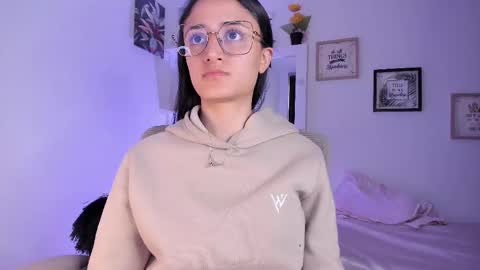 Snapshot of caroliine__ chatting on February 19, 8:20 pm Caroline online show from February 19, 8:20 pm