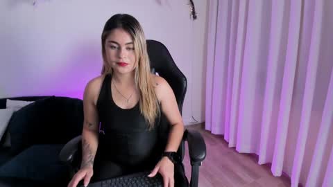 carolina_torres25 online show from April 10, 1:27 pm