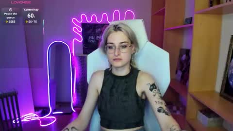 Caroline online show from October 19, 2:23 am
