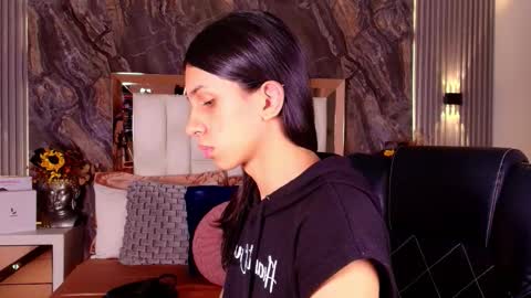 caroline_foster1 online show from March 27, 12:05 pm