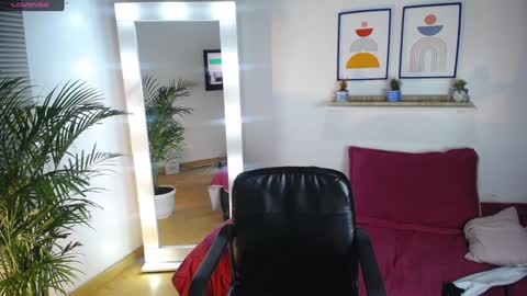 Snapshot of caroline_jackson_ chatting on December 7, 5:48 am C A R O L I N E online show from December 7, 5:48 am
