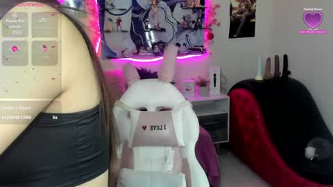 Snapshot of caroline_lenox chatting on December 5, 2:33 pm Caroline Lenox online show from December 5, 2:33 pm