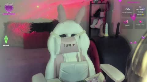 Snapshot of caroline_lenox chatting on February 24, 5:11 am Caroline Lenox online show from February 24, 5:11 am