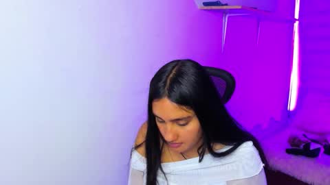 caroline_rodriguez_9 online show from January 7, 5:15 pm