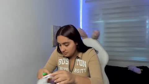 Snapshot of caroline_rodriguez_9 chatting on June 23, 7:01 pm caroline_rodriguez_9 online show from June 23, 7:01 pm