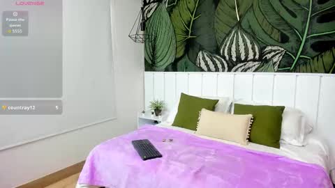 Snapshot of carolinelaurent chatting on February 10, 4:33 pm online show from February 10, 4:33 pm